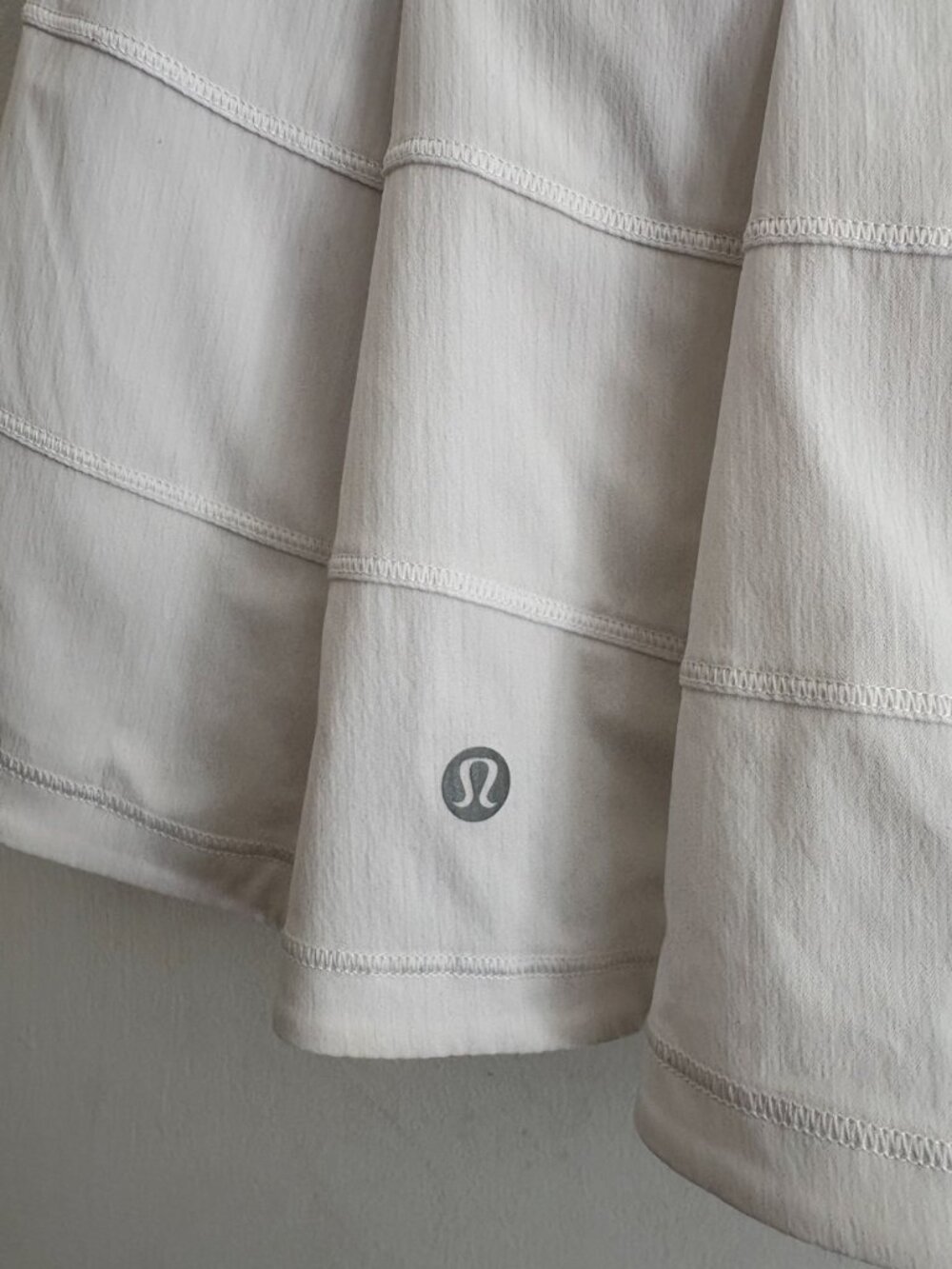 Lululemon White Tennis Skirt Athletic Skort Tiered Back Zip Pocket - Picture 3 of 4